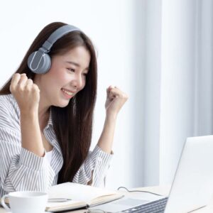 온라인 학습을 마치고 기뻐하는 여성