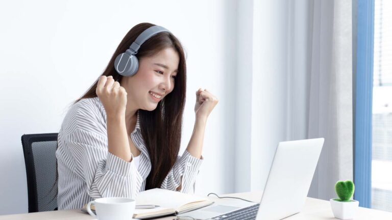 온라인 학습을 마치고 기뻐하는 여성